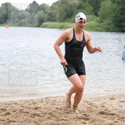 21.06.2025 - 27. Vierlanden-Triathlon Lena Gebhardt http://msf.ph/oto/8040917 15.06.2025 13:05:07 Schwimmen 1174, 1222 meine-sportfotos.de