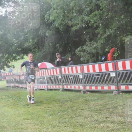 21.06.2025 - 27. Vierlanden-Triathlon KatJ http://msf.ph/oto/8040918 15.06.2025 14:29:52 Ziel 1294 meine-sportfotos.de