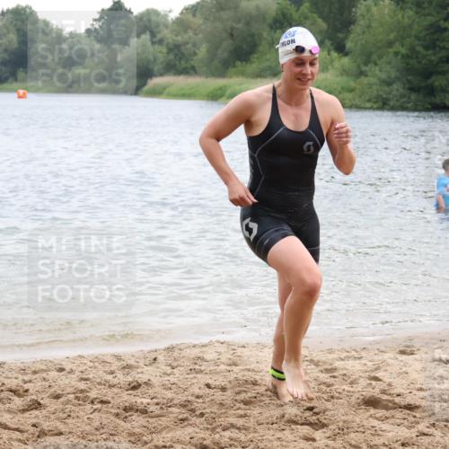21.06.2025 - 27. Vierlanden-Triathlon Lena Gebhardt http://msf.ph/oto/8040920 15.06.2025 13:05:07 Schwimmen 1174, 1222 meine-sportfotos.de