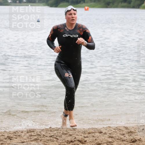 21.06.2025 - 27. Vierlanden-Triathlon Lena Gebhardt http://msf.ph/oto/8040922 15.06.2025 13:05:07 Schwimmen 1174, 1222 meine-sportfotos.de