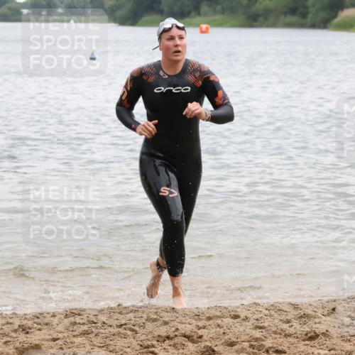 21.06.2025 - 27. Vierlanden-Triathlon Lena Gebhardt http://msf.ph/oto/8040924 15.06.2025 13:05:07 Schwimmen 1174, 1222 meine-sportfotos.de