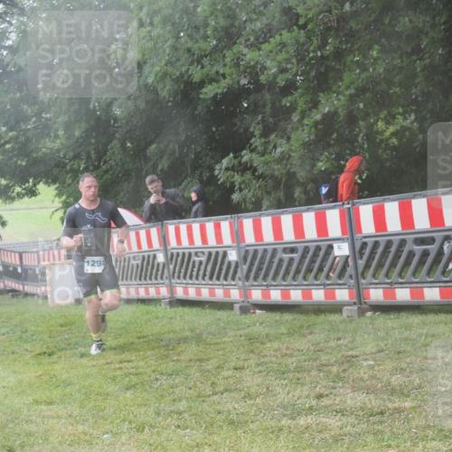 21.06.2025 - 27. Vierlanden-Triathlon KatJ http://msf.ph/oto/8040925 15.06.2025 14:29:52 Ziel 1294 meine-sportfotos.de