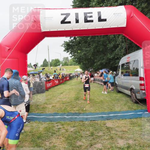 21.06.2025 - 27. Vierlanden-Triathlon MichiJ http://msf.ph/oto/8040926 15.06.2026 13:27:25 Ziel 97 meine-sportfotos.de