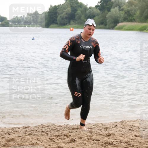 21.06.2025 - 27. Vierlanden-Triathlon Lena Gebhardt http://msf.ph/oto/8040927 15.06.2025 13:05:08 Schwimmen 1174, 1222 meine-sportfotos.de