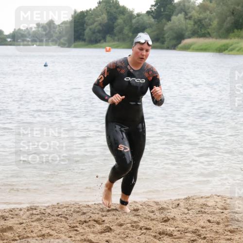 21.06.2025 - 27. Vierlanden-Triathlon Lena Gebhardt http://msf.ph/oto/8040930 15.06.2025 13:05:08 Schwimmen 1174, 1222 meine-sportfotos.de