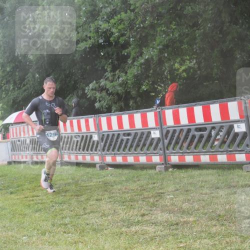 21.06.2025 - 27. Vierlanden-Triathlon KatJ http://msf.ph/oto/8040934 15.06.2025 14:29:52 Ziel 1294 meine-sportfotos.de