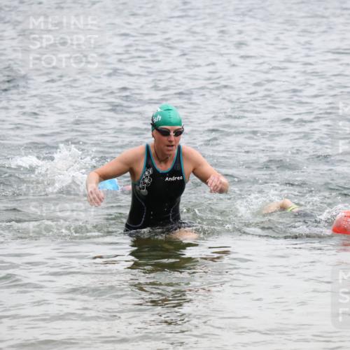 21.06.2025 - 27. Vierlanden-Triathlon Lena Gebhardt http://msf.ph/oto/8040935 15.06.2025 13:05:16 Schwimmen 1174, 1183, 1195, 1222 meine-sportfotos.de