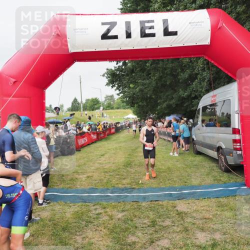21.06.2025 - 27. Vierlanden-Triathlon MichiJ http://msf.ph/oto/8040937 15.06.2026 13:27:26 Ziel 97 meine-sportfotos.de