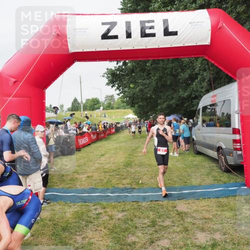 21.06.2025 - 27. Vierlanden-Triathlon MichiJ http://msf.ph/oto/8040946 15.06.2026 13:27:26 Ziel 97 meine-sportfotos.de