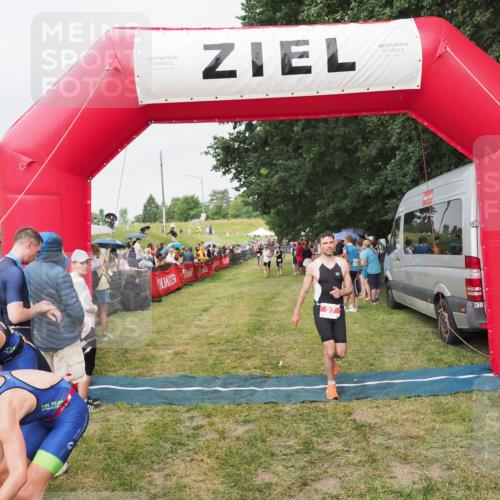 21.06.2025 - 27. Vierlanden-Triathlon MichiJ http://msf.ph/oto/8040948 15.06.2026 13:27:27 Ziel 97, 762 meine-sportfotos.de