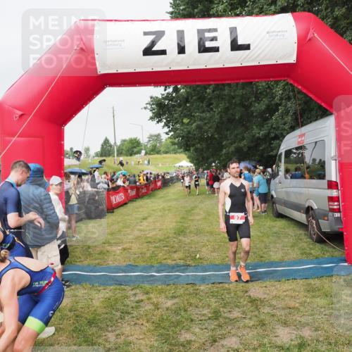 21.06.2025 - 27. Vierlanden-Triathlon MichiJ http://msf.ph/oto/8040951 15.06.2026 13:27:27 Ziel 97, 762 meine-sportfotos.de