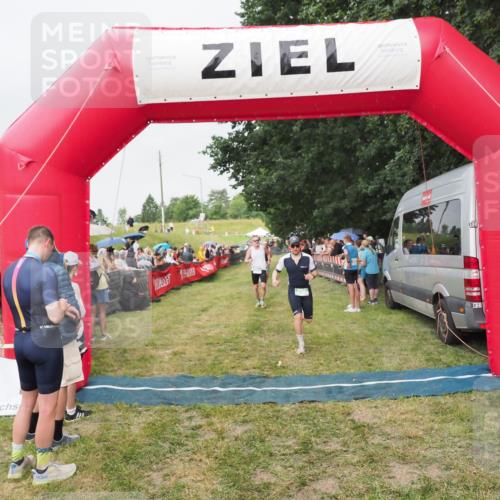 21.06.2025 - 27. Vierlanden-Triathlon MichiJ http://msf.ph/oto/8040964 15.06.2026 13:27:30 Ziel 97, 114, 762, 951 meine-sportfotos.de