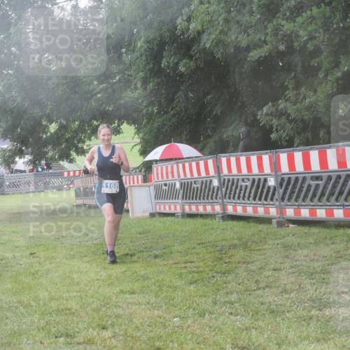 21.06.2025 - 27. Vierlanden-Triathlon KatJ http://msf.ph/oto/8041001 15.06.2025 14:30:11 Ziel 1168, 1236 meine-sportfotos.de