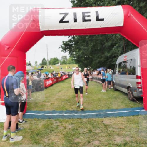 21.06.2025 - 27. Vierlanden-Triathlon MichiJ http://msf.ph/oto/8041003 15.06.2026 13:27:33 Ziel 97, 114, 762, 951 meine-sportfotos.de