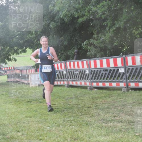 21.06.2025 - 27. Vierlanden-Triathlon KatJ http://msf.ph/oto/8041012 15.06.2025 14:30:12 Ziel 1168, 1236 meine-sportfotos.de