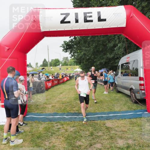 21.06.2025 - 27. Vierlanden-Triathlon MichiJ http://msf.ph/oto/8041013 15.06.2026 13:27:34 Ziel 114, 762, 951 meine-sportfotos.de