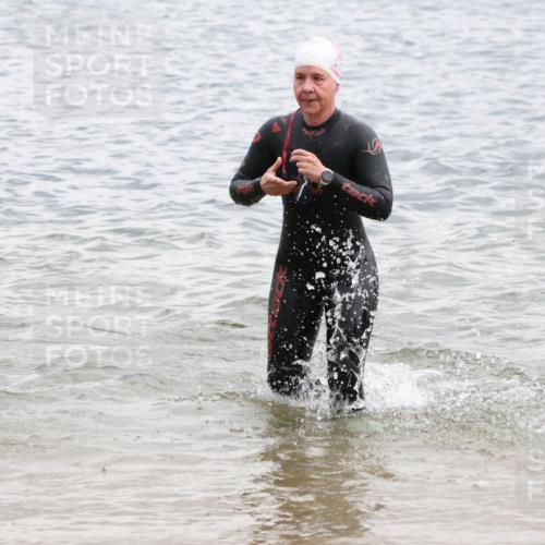 21.06.2025 - 27. Vierlanden-Triathlon Lena Gebhardt http://msf.ph/oto/8041035 15.06.2025 13:05:37 Schwimmen 1170, 1182, 1227, 1230 meine-sportfotos.de