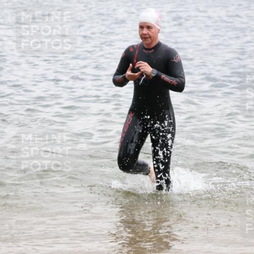 21.06.2025 - 27. Vierlanden-Triathlon Lena Gebhardt http://msf.ph/oto/8041038 15.06.2025 13:05:37 Schwimmen 1170, 1182, 1227, 1230 meine-sportfotos.de
