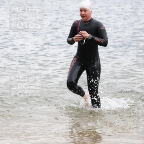 21.06.2025 - 27. Vierlanden-Triathlon Lena Gebhardt http://msf.ph/oto/8041041 15.06.2025 13:05:37 Schwimmen 1170, 1182, 1227, 1230 meine-sportfotos.de