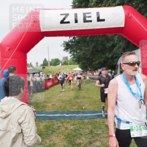 21.06.2025 - 27. Vierlanden-Triathlon MichiJ http://msf.ph/oto/8041043 15.06.2026 13:27:48 Ziel 26, 169, 964, 1058, 1059, 1060 meine-sportfotos.de
