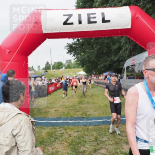 21.06.2025 - 27. Vierlanden-Triathlon MichiJ http://msf.ph/oto/8041047 15.06.2026 13:27:48 Ziel 26, 169, 964, 1058, 1059, 1060 meine-sportfotos.de