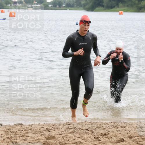 21.06.2025 - 27. Vierlanden-Triathlon Lena Gebhardt http://msf.ph/oto/8041049 15.06.2025 13:05:39 Schwimmen 1182, 1227, 1230 meine-sportfotos.de