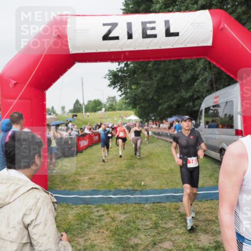 21.06.2025 - 27. Vierlanden-Triathlon MichiJ http://msf.ph/oto/8041050 15.06.2026 13:27:48 Ziel 26, 169, 964, 1058, 1059, 1060 meine-sportfotos.de