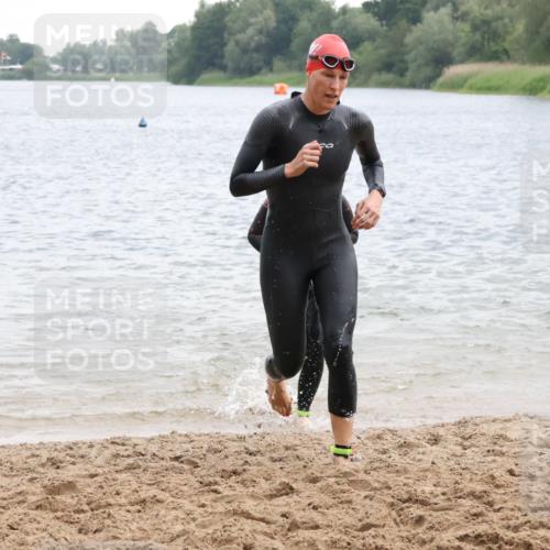 21.06.2025 - 27. Vierlanden-Triathlon Lena Gebhardt http://msf.ph/oto/8041052 15.06.2025 13:05:39 Schwimmen 1182, 1227, 1230 meine-sportfotos.de