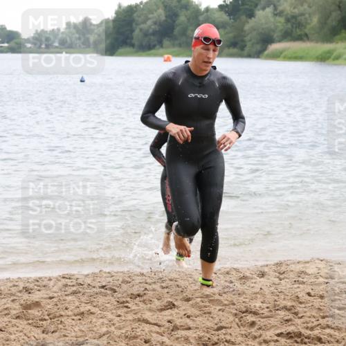 21.06.2025 - 27. Vierlanden-Triathlon Lena Gebhardt http://msf.ph/oto/8041055 15.06.2025 13:05:39 Schwimmen 1182, 1227, 1230 meine-sportfotos.de