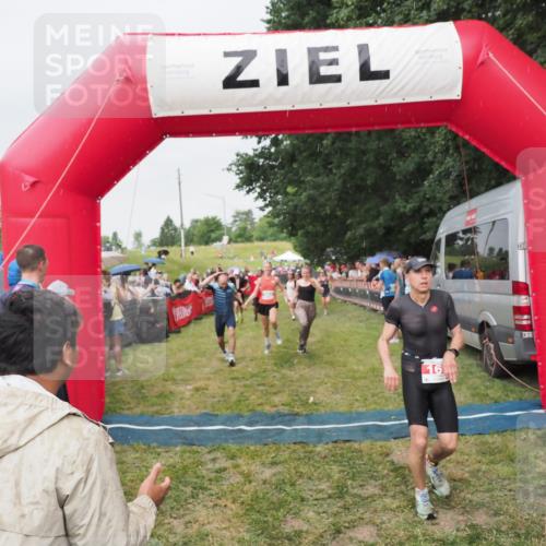 21.06.2025 - 27. Vierlanden-Triathlon MichiJ http://msf.ph/oto/8041056 15.06.2026 13:27:48 Ziel 26, 169, 964, 1058, 1059, 1060 meine-sportfotos.de