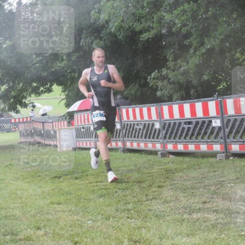 21.06.2025 - 27. Vierlanden-Triathlon KatJ http://msf.ph/oto/8041060 15.06.2025 14:30:19 Ziel 1236, 1255 meine-sportfotos.de
