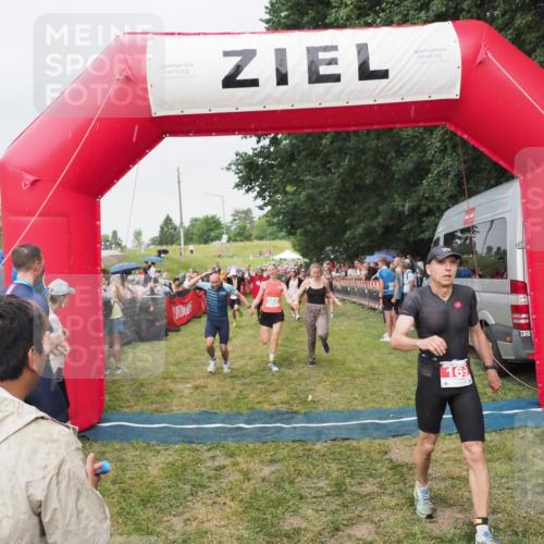 21.06.2025 - 27. Vierlanden-Triathlon MichiJ http://msf.ph/oto/8041062 15.06.2026 13:27:49 Ziel 26, 169, 964, 1058, 1059, 1060 meine-sportfotos.de