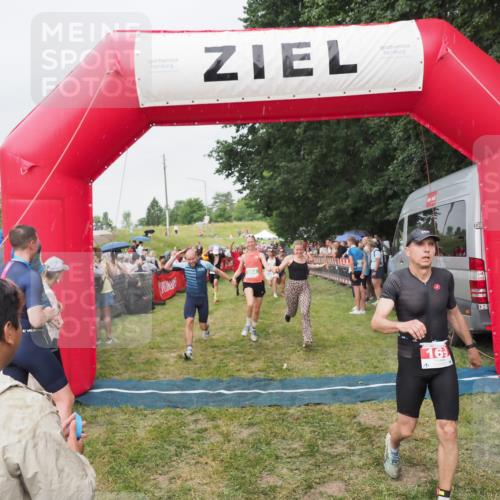 21.06.2025 - 27. Vierlanden-Triathlon MichiJ http://msf.ph/oto/8041065 15.06.2026 13:27:49 Ziel 26, 169, 964, 1058, 1059, 1060 meine-sportfotos.de