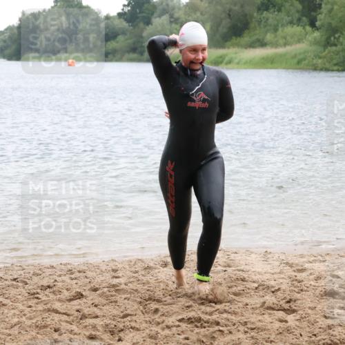 21.06.2025 - 27. Vierlanden-Triathlon Lena Gebhardt http://msf.ph/oto/8041067 15.06.2025 13:05:41 Schwimmen 1182, 1227, 1230 meine-sportfotos.de