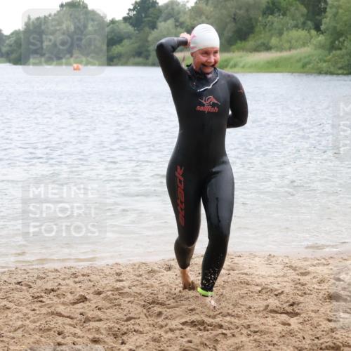21.06.2025 - 27. Vierlanden-Triathlon Lena Gebhardt http://msf.ph/oto/8041068 15.06.2025 13:05:41 Schwimmen 1182, 1227, 1230 meine-sportfotos.de