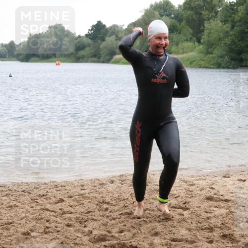 21.06.2025 - 27. Vierlanden-Triathlon Lena Gebhardt http://msf.ph/oto/8041071 15.06.2025 13:05:42 Schwimmen 1182, 1227 meine-sportfotos.de