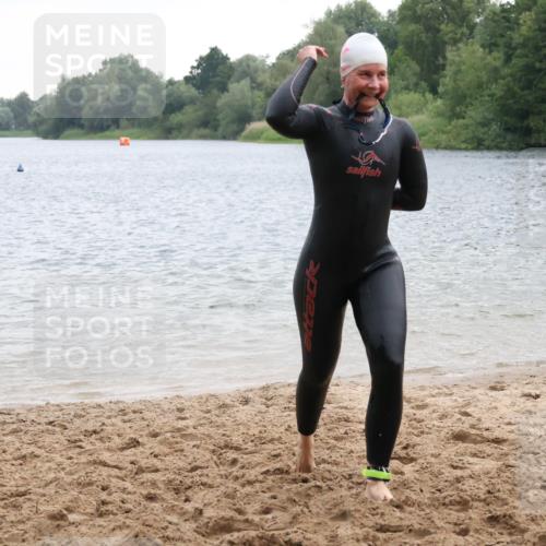 21.06.2025 - 27. Vierlanden-Triathlon Lena Gebhardt http://msf.ph/oto/8041072 15.06.2025 13:05:42 Schwimmen 1182, 1227 meine-sportfotos.de