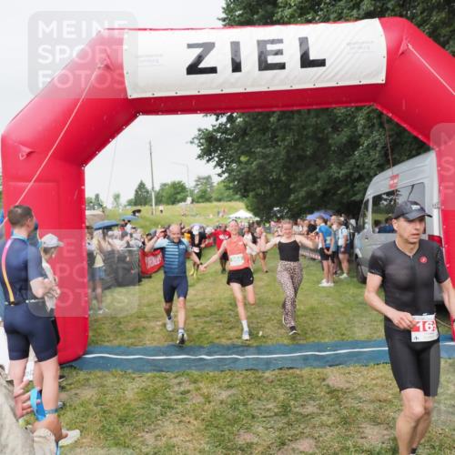 21.06.2025 - 27. Vierlanden-Triathlon MichiJ http://msf.ph/oto/8041074 15.06.2026 13:27:49 Ziel 26, 169, 964, 1058, 1059, 1060 meine-sportfotos.de