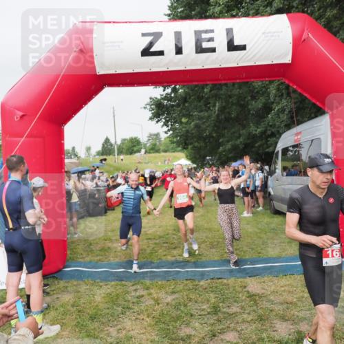 21.06.2025 - 27. Vierlanden-Triathlon MichiJ http://msf.ph/oto/8041077 15.06.2026 13:27:49 Ziel 26, 169, 964, 1058, 1059, 1060 meine-sportfotos.de