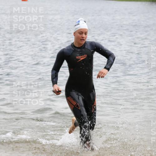 21.06.2025 - 27. Vierlanden-Triathlon Lena Gebhardt http://msf.ph/oto/8041078 15.06.2025 13:05:53 Schwimmen 1171, 1177 meine-sportfotos.de