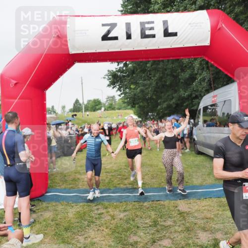 21.06.2025 - 27. Vierlanden-Triathlon MichiJ http://msf.ph/oto/8041080 15.06.2026 13:27:49 Ziel 26, 169, 964, 1058, 1059, 1060 meine-sportfotos.de