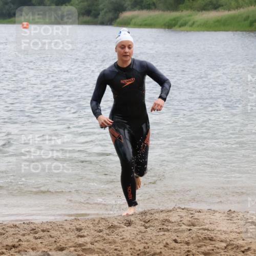 21.06.2025 - 27. Vierlanden-Triathlon Lena Gebhardt http://msf.ph/oto/8041081 15.06.2025 13:05:54 Schwimmen 1171, 1177 meine-sportfotos.de