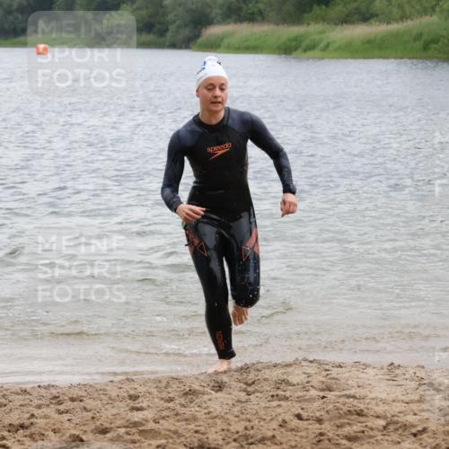 21.06.2025 - 27. Vierlanden-Triathlon Lena Gebhardt http://msf.ph/oto/8041084 15.06.2025 13:05:54 Schwimmen 1171, 1177 meine-sportfotos.de