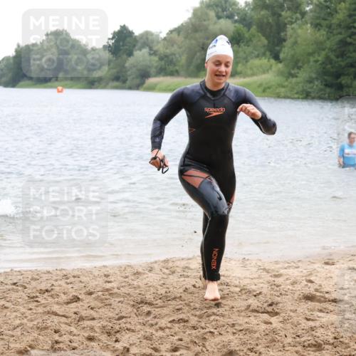 21.06.2025 - 27. Vierlanden-Triathlon Lena Gebhardt http://msf.ph/oto/8041092 15.06.2025 13:05:55 Schwimmen 1171, 1177 meine-sportfotos.de