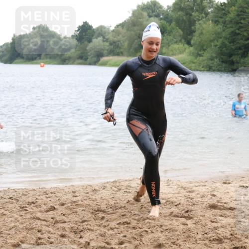 21.06.2025 - 27. Vierlanden-Triathlon Lena Gebhardt http://msf.ph/oto/8041095 15.06.2025 13:05:55 Schwimmen 1171, 1177 meine-sportfotos.de