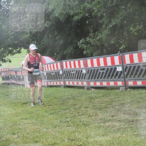 21.06.2025 - 27. Vierlanden-Triathlon KatJ http://msf.ph/oto/8041099 15.06.2025 14:30:22 Ziel 1236, 1255 meine-sportfotos.de