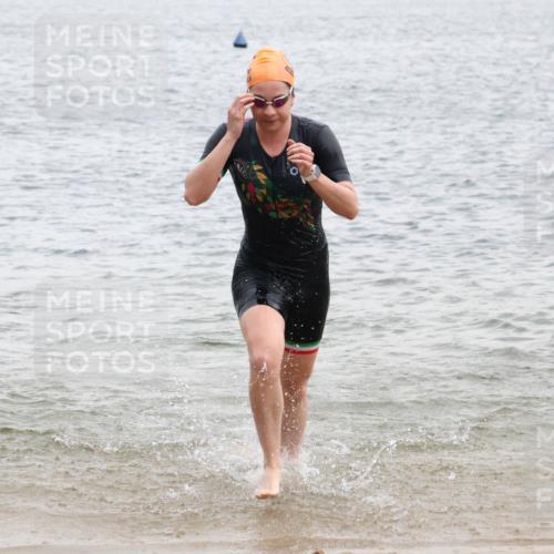 21.06.2025 - 27. Vierlanden-Triathlon Lena Gebhardt http://msf.ph/oto/8041102 15.06.2025 13:05:57 Schwimmen 1171, 1177 meine-sportfotos.de