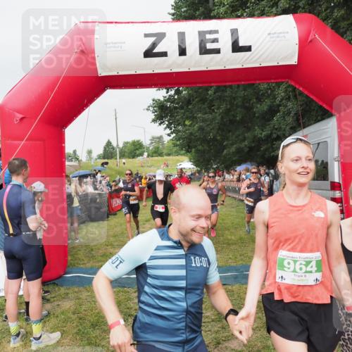 21.06.2025 - 27. Vierlanden-Triathlon MichiJ http://msf.ph/oto/8041104 15.06.2026 13:27:50 Ziel 26, 169, 964, 1058, 1059, 1060 meine-sportfotos.de