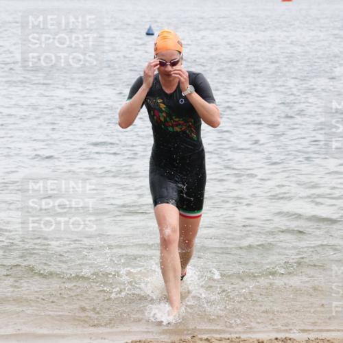 21.06.2025 - 27. Vierlanden-Triathlon Lena Gebhardt http://msf.ph/oto/8041105 15.06.2025 13:05:57 Schwimmen 1171, 1177 meine-sportfotos.de