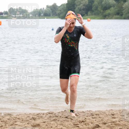 21.06.2025 - 27. Vierlanden-Triathlon Lena Gebhardt http://msf.ph/oto/8041106 15.06.2025 13:05:58 Schwimmen 1171, 1177 meine-sportfotos.de